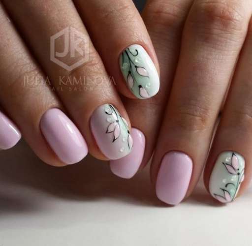 Изящный маникюр с цветочным рисунком