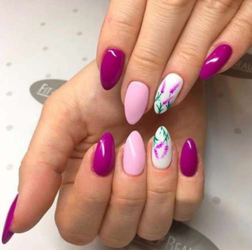 Изящный маникюр с цветочным рисунком