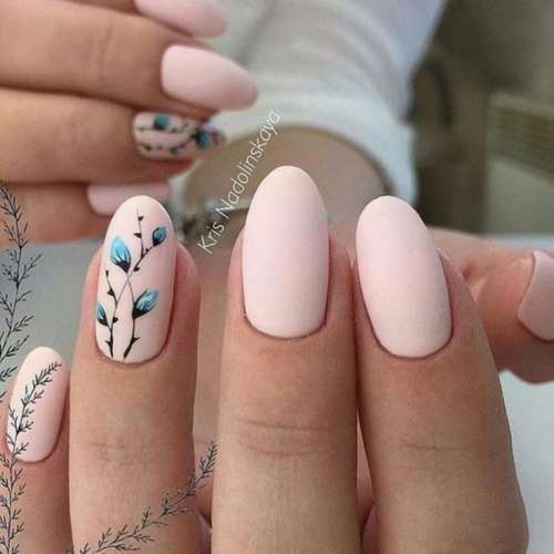 Изящный маникюр с цветочным рисунком
