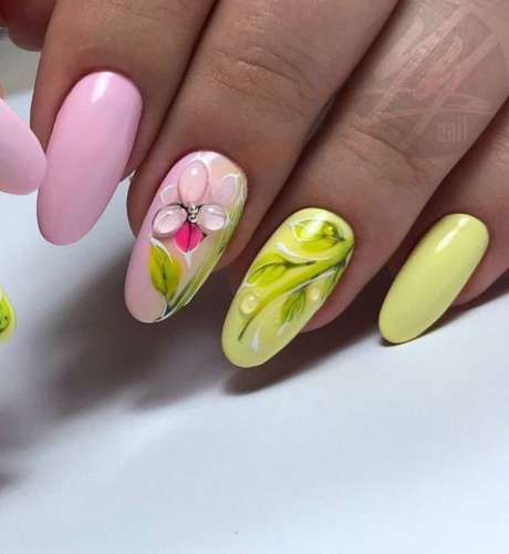 Изящный маникюр с цветочным рисунком